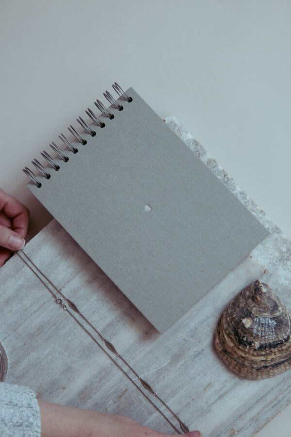 Album na spirali 28 x 20 cm musztardowy z symbolem MIŁOŚĆ / miedziane