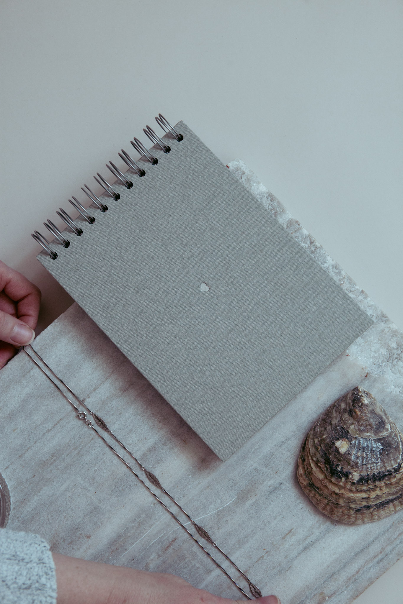 Album na spirali 28 x 20 cm musztardowy z symbolem MIŁOŚĆ / miedziane