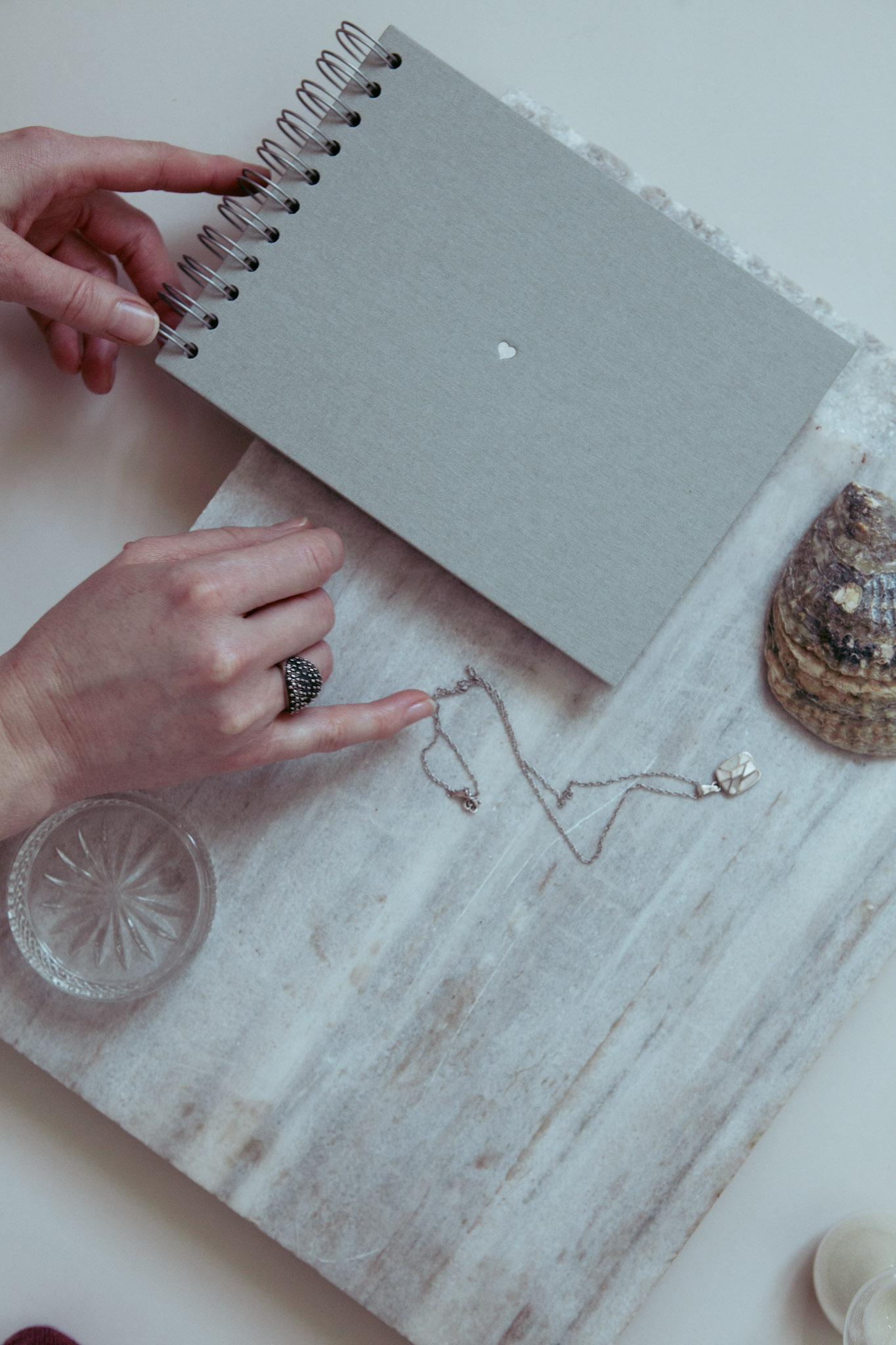 Album na spirali 28 x 20 cm musztardowy z symbolem MIŁOŚĆ / miedziane