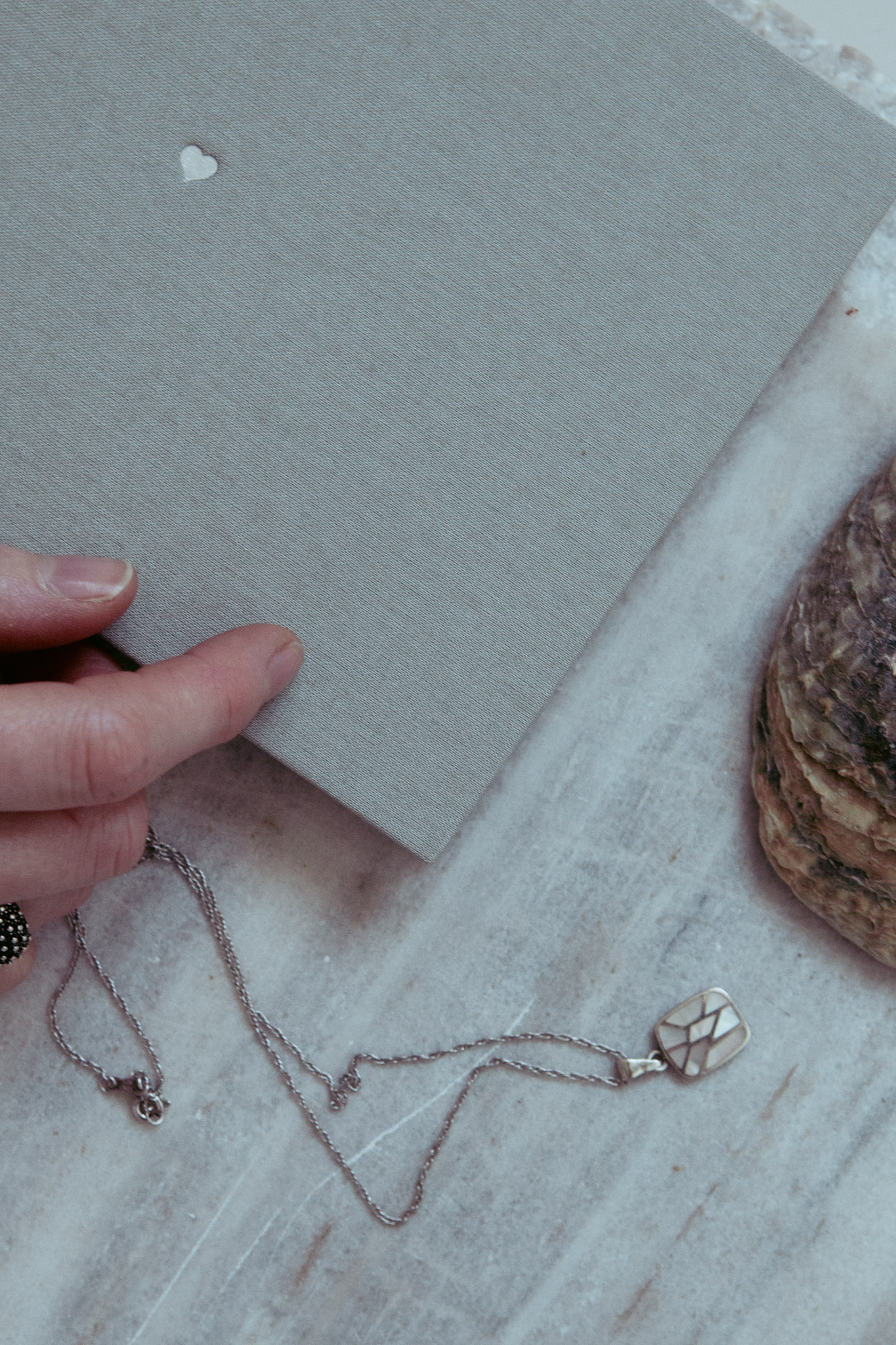 Album na spirali 28 x 20 cm musztardowy z symbolem MIŁOŚĆ / miedziane