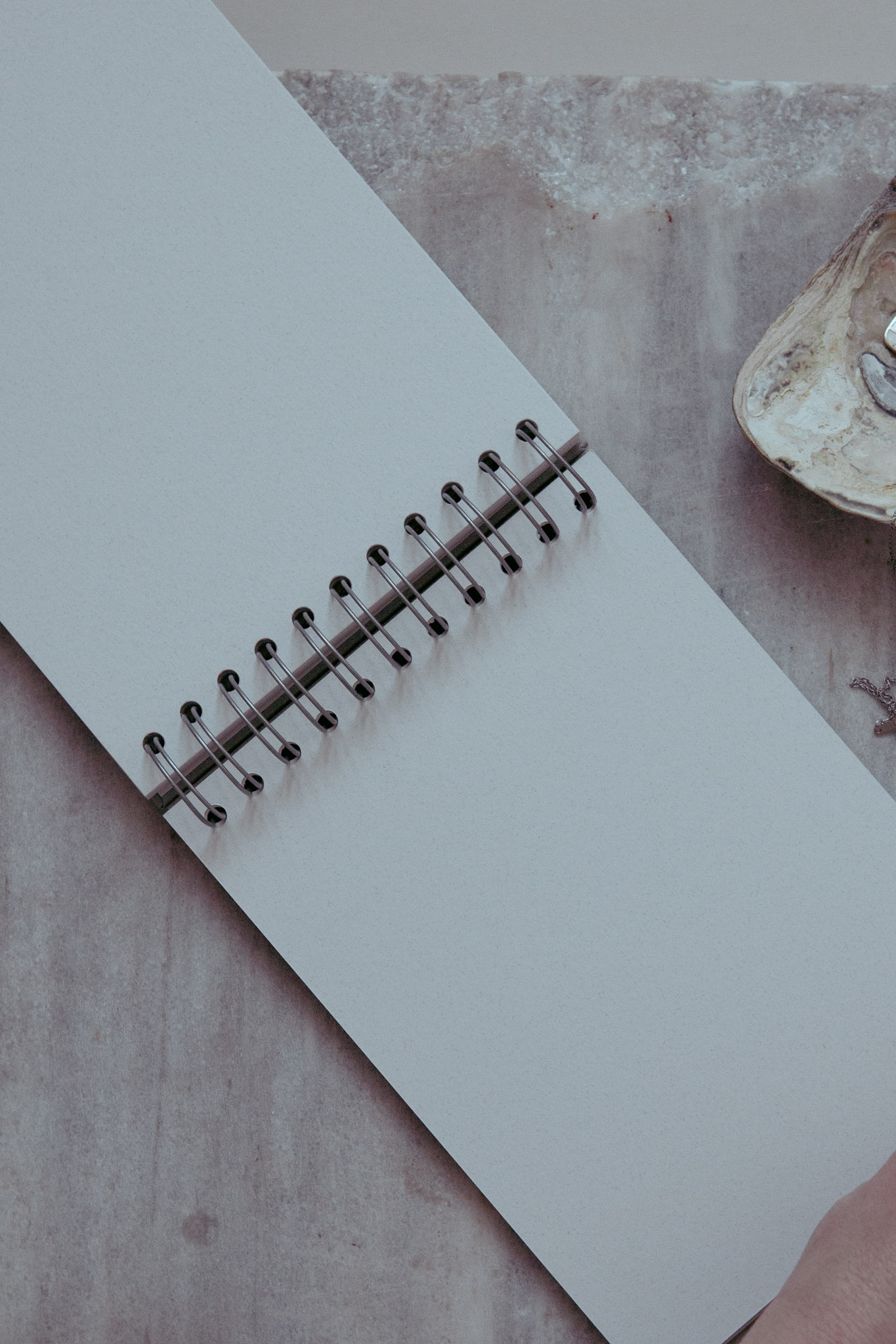 Album na spirali 28 x 20 cm musztardowy z symbolem MIŁOŚĆ / miedziane