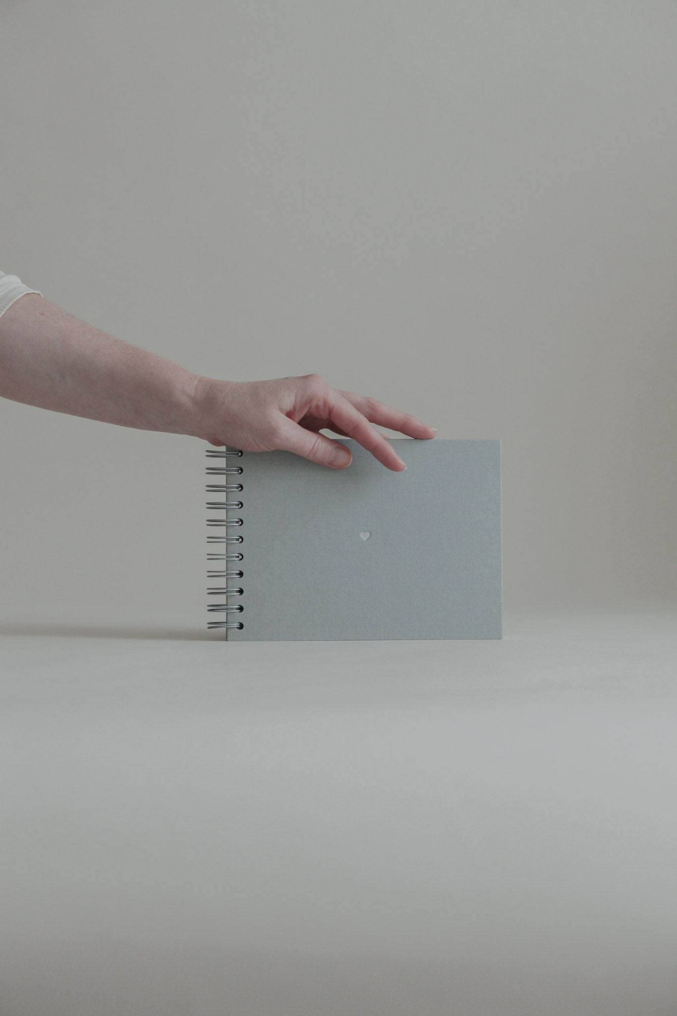 Album na spirali 28 x 20 cm musztardowy z symbolem MIŁOŚĆ / miedziane