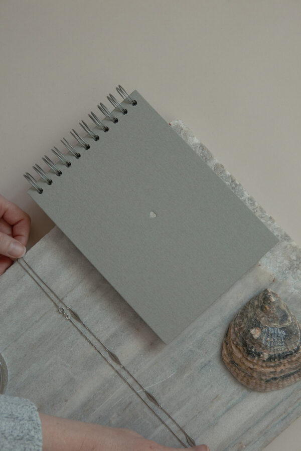 Album na spirali 20 x 15 cm góry z symbolem SERCE