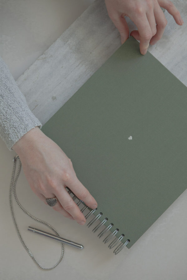 Album na spirali 26 x 25 cm las z symbolem SERCE