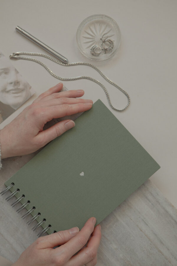 Album na spirali 20 x 15 cm las z symbolem SERCE