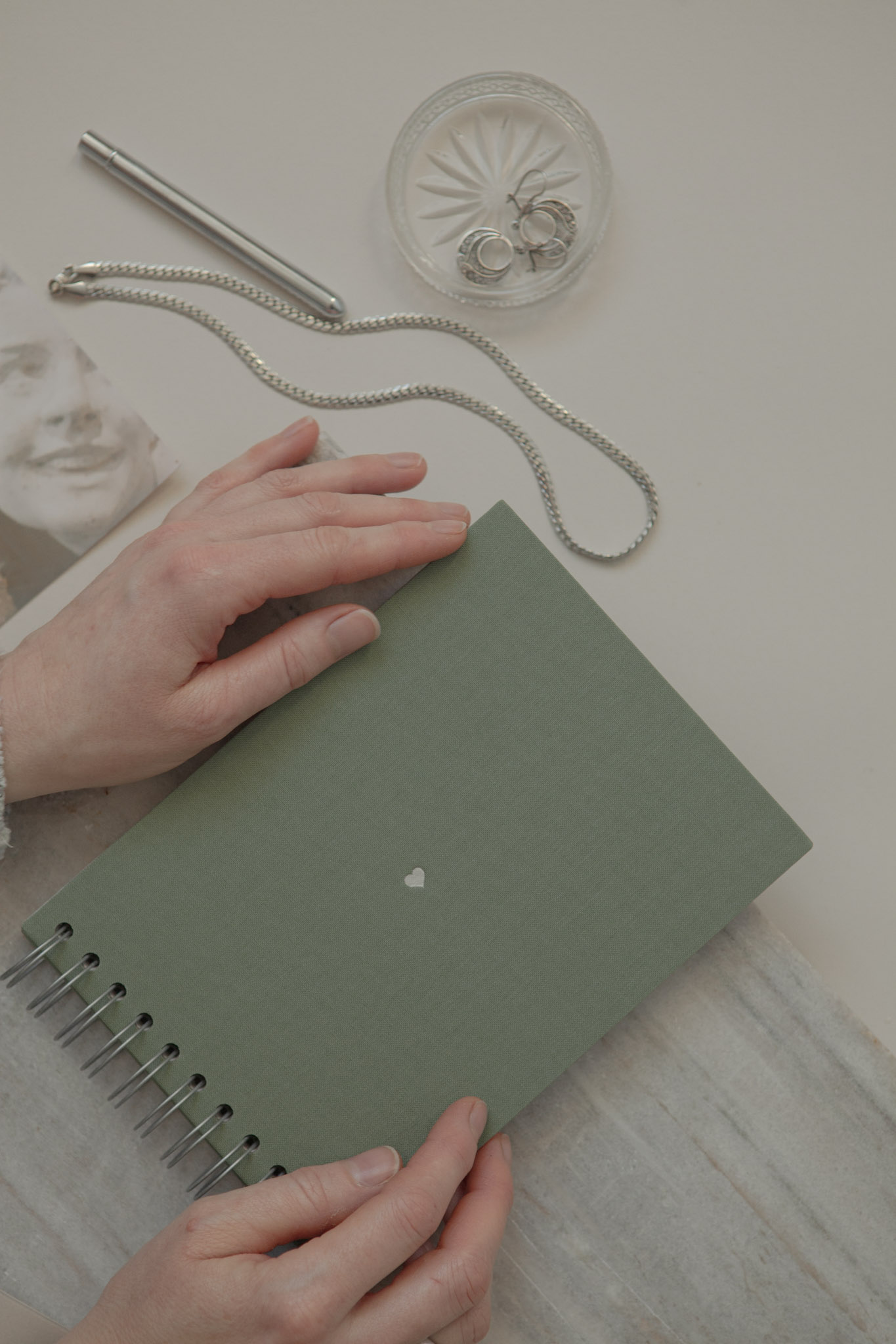 Album na spirali 20 x 15 cm las z symbolem SERCE