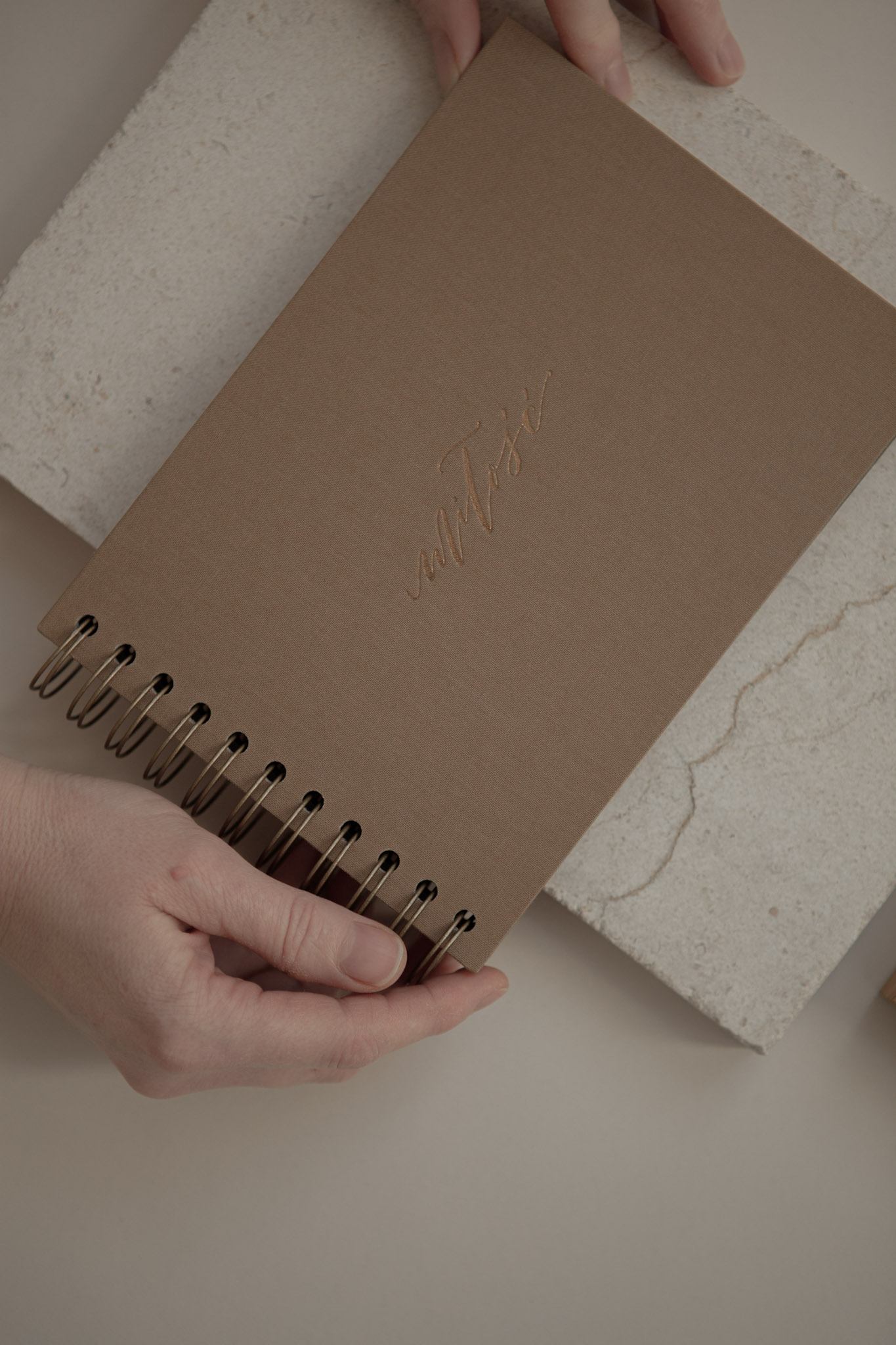 Album na spirali 20 x 15 cm sepia z symbolem MIŁOŚĆ