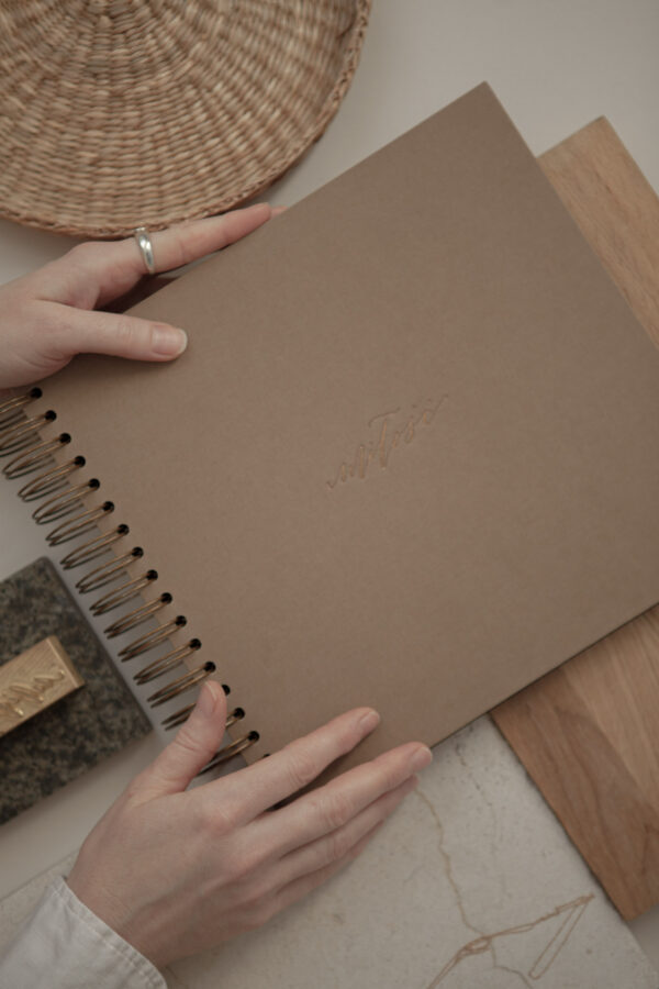 Album na spirali 26 x 25 cm sepia z symbolem MIŁOŚĆ