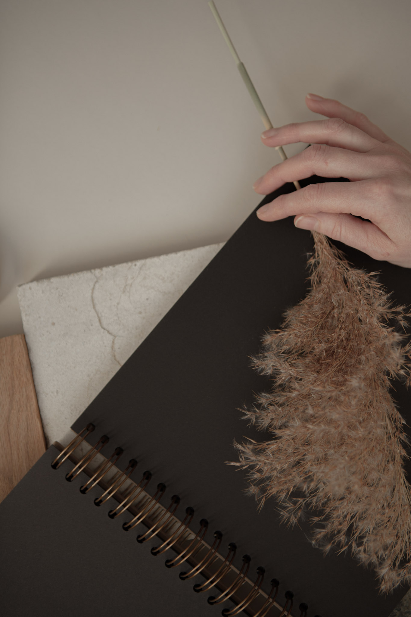 Album na spirali 26 x 25 cm hebanowy z symbolem MOMENTS