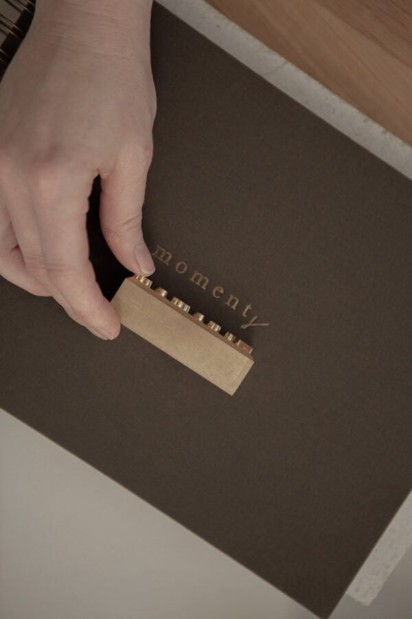 Album na spirali 28 x 20 cm hebanowy z symbolem MOMENTS