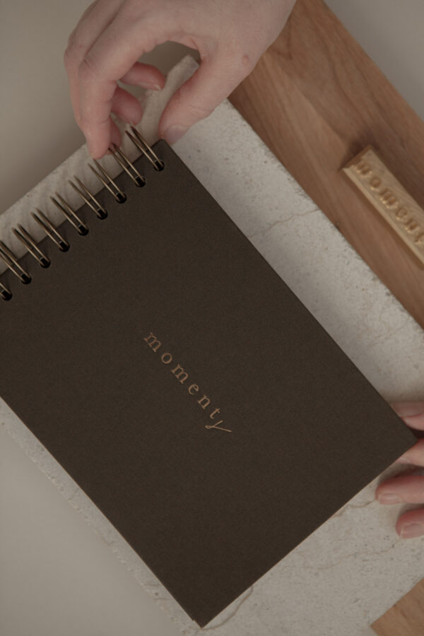 Album na spirali 20 x 15 cm hebanowy z symbolem MOMENTS