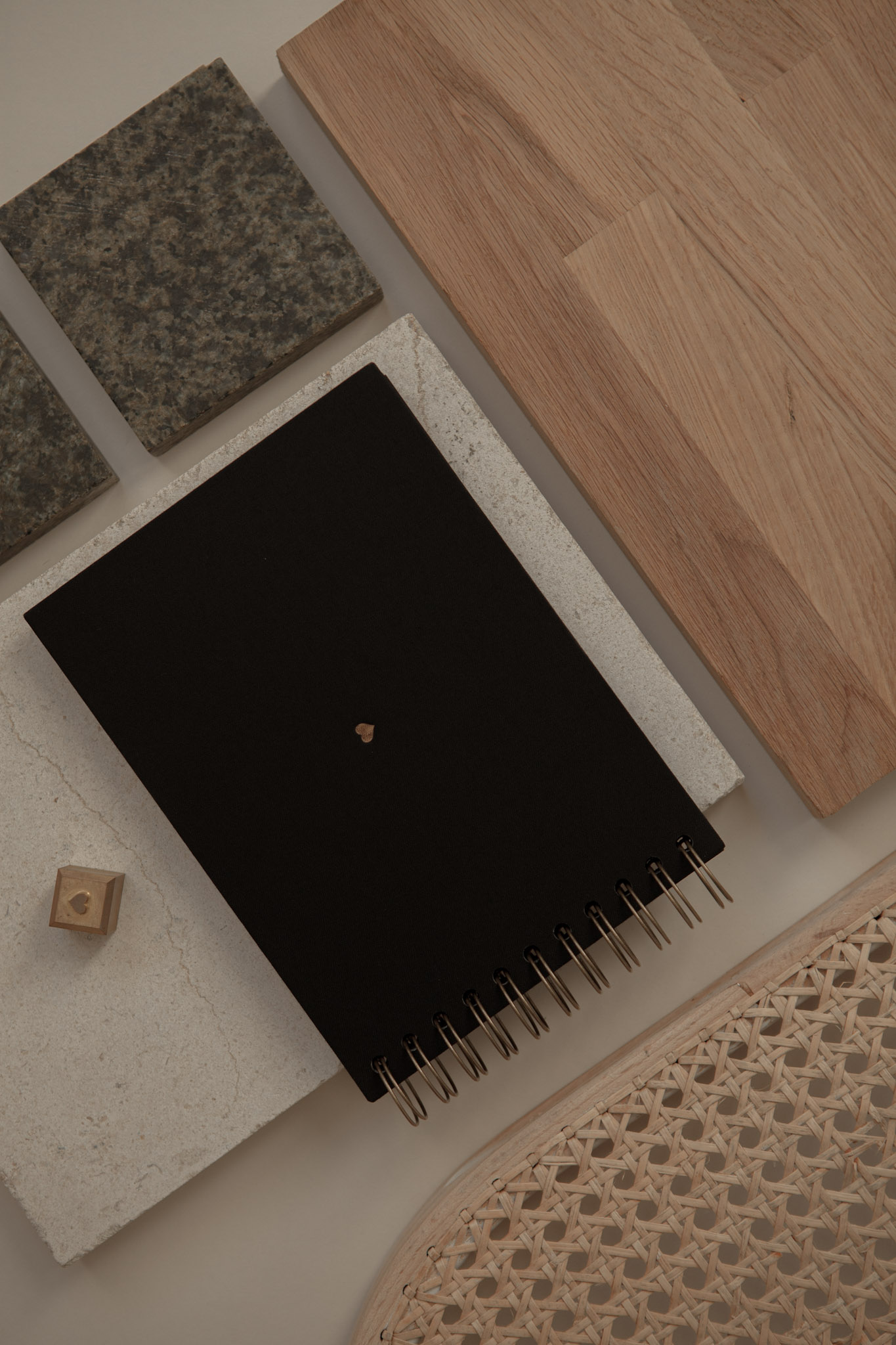 Album na spirali 20 x 15 cm klasyczna czerń z symbolem SERCE