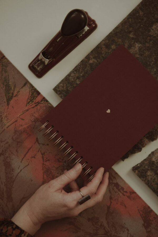 Album na spirali 20 x 15 cm wino z Bordeaux z symbolem SERCE