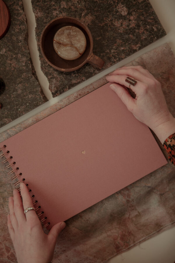 Album na spirali 28 x 20 cm woda różana z symbolem SERCE