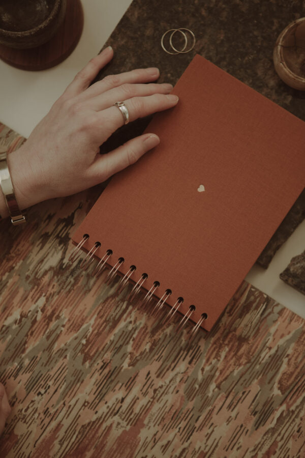 Album na spirali 20 x 15 cm piegi w słońcu z symbolem SERCE