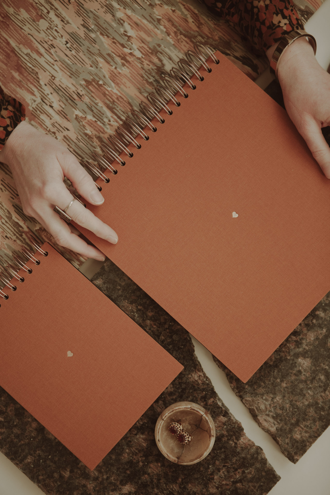 Album na spirali 26 x 25 cm piegi w słońcu z symbolem SERCE