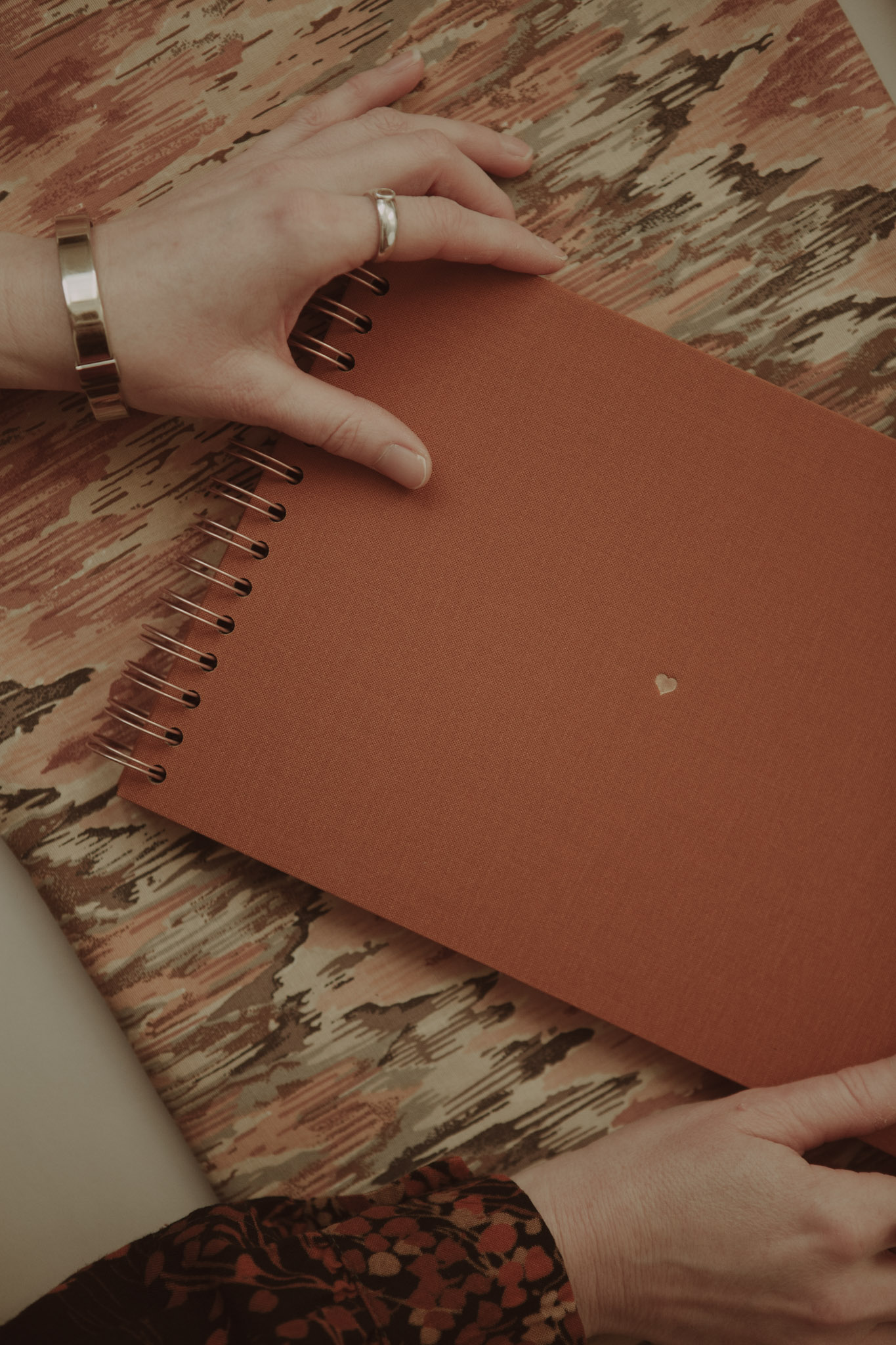 Album na spirali 28 x 20 cm piegi w słońcu z symbolem SERCE