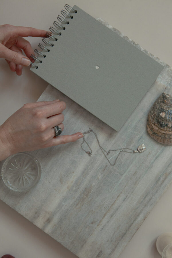 Album na spirali 20 x 15 cm góry z symbolem SERCE