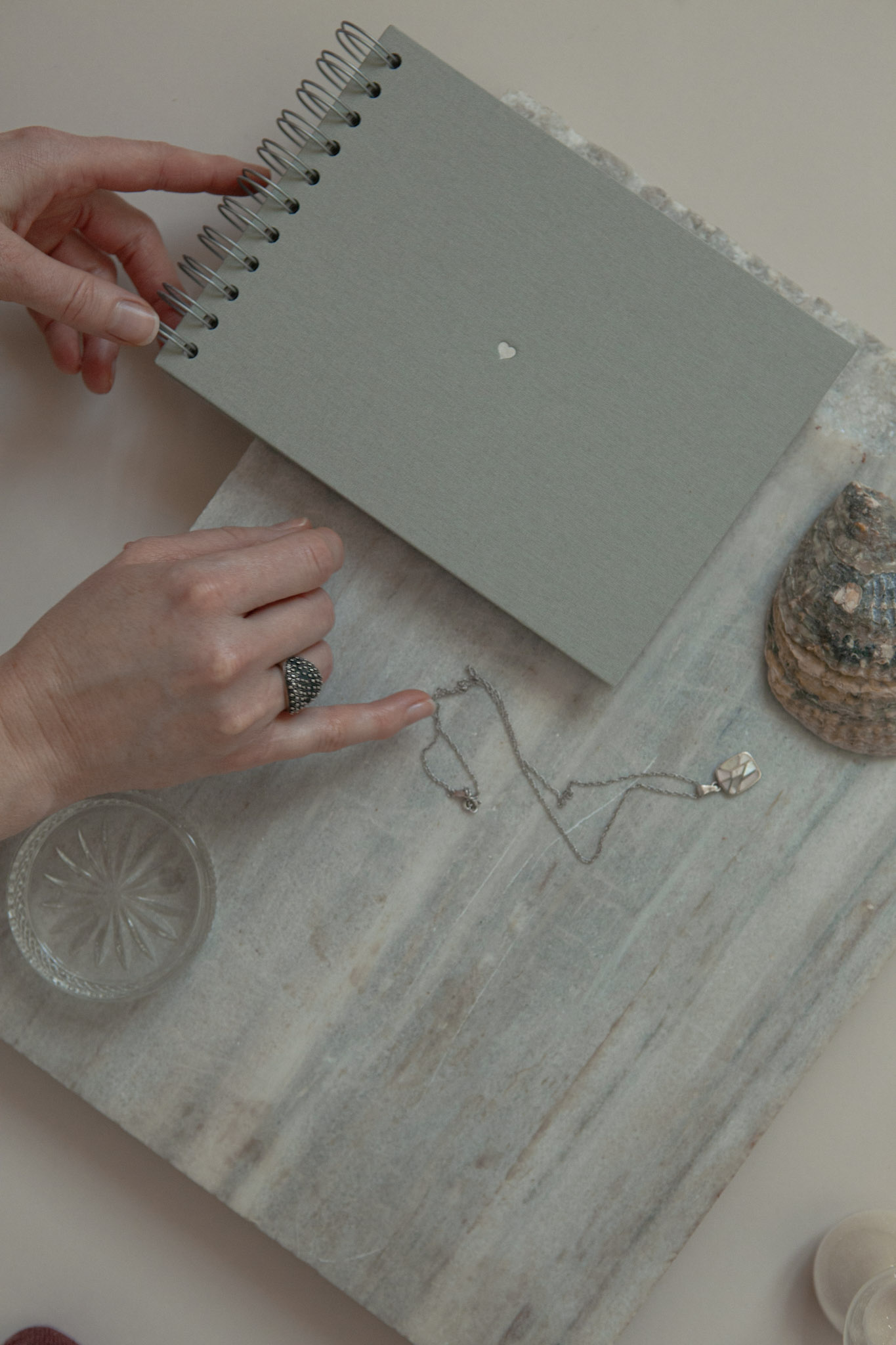 Album na spirali 20 x 15 cm góry z symbolem SERCE