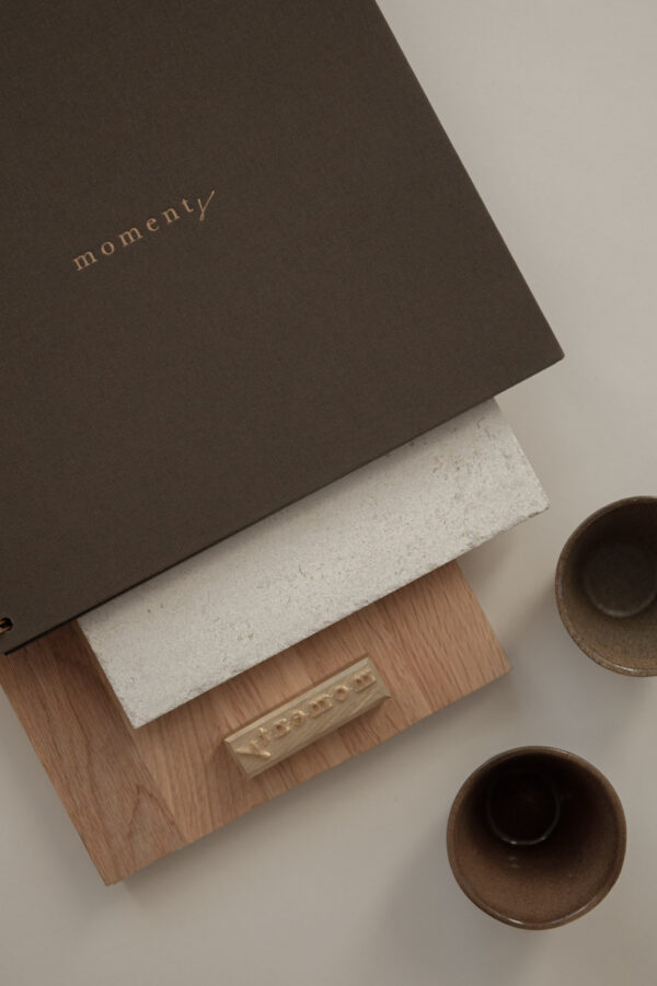 Album na spirali 26 x 25 cm hebanowy z symbolem MOMENTS