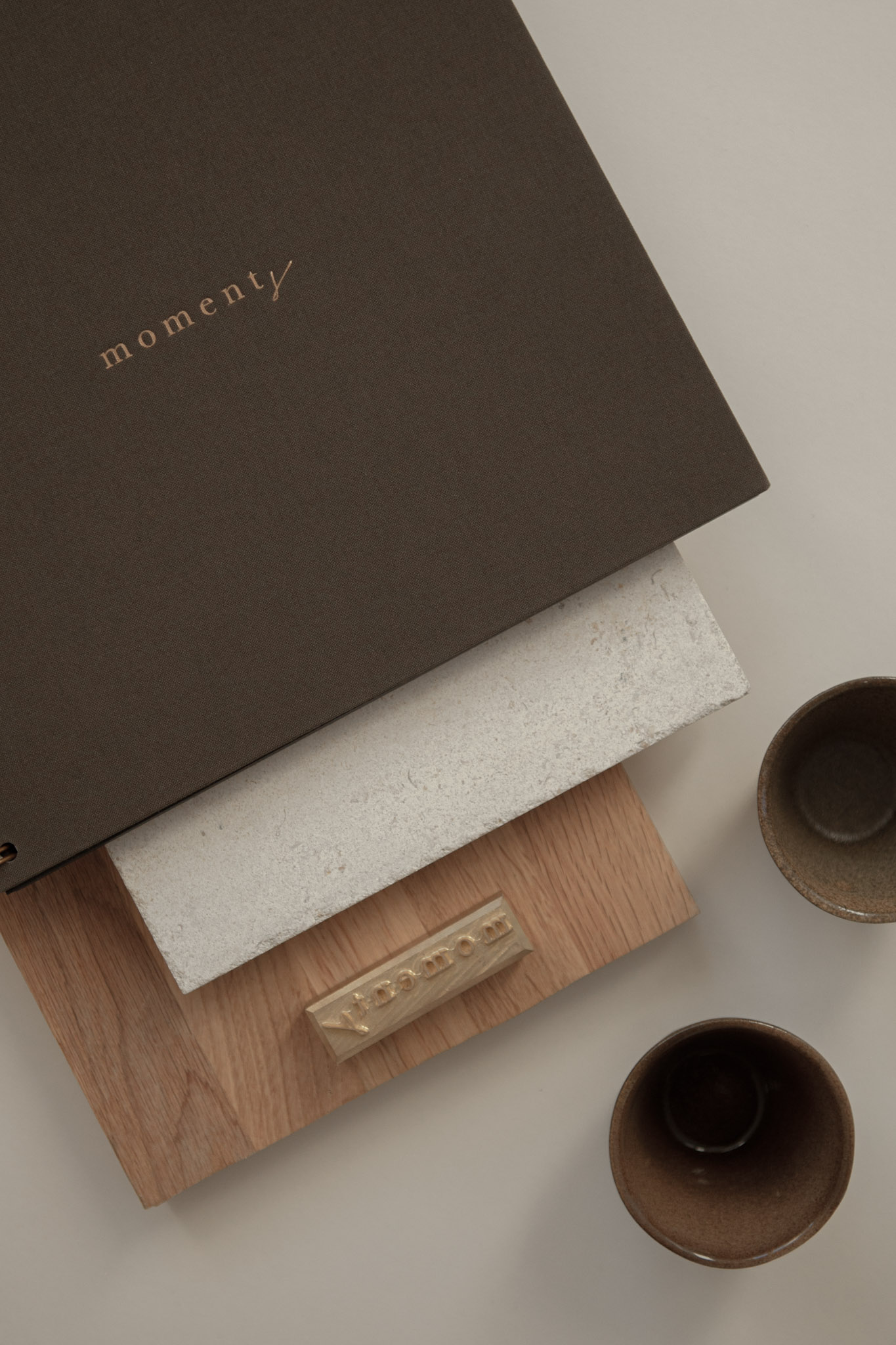 Album na spirali 26 x 25 cm hebanowy z symbolem MOMENTS