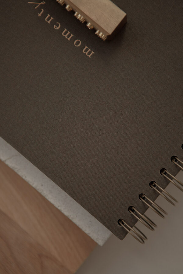 Album na spirali 28 x 20 cm hebanowy z symbolem MOMENTS