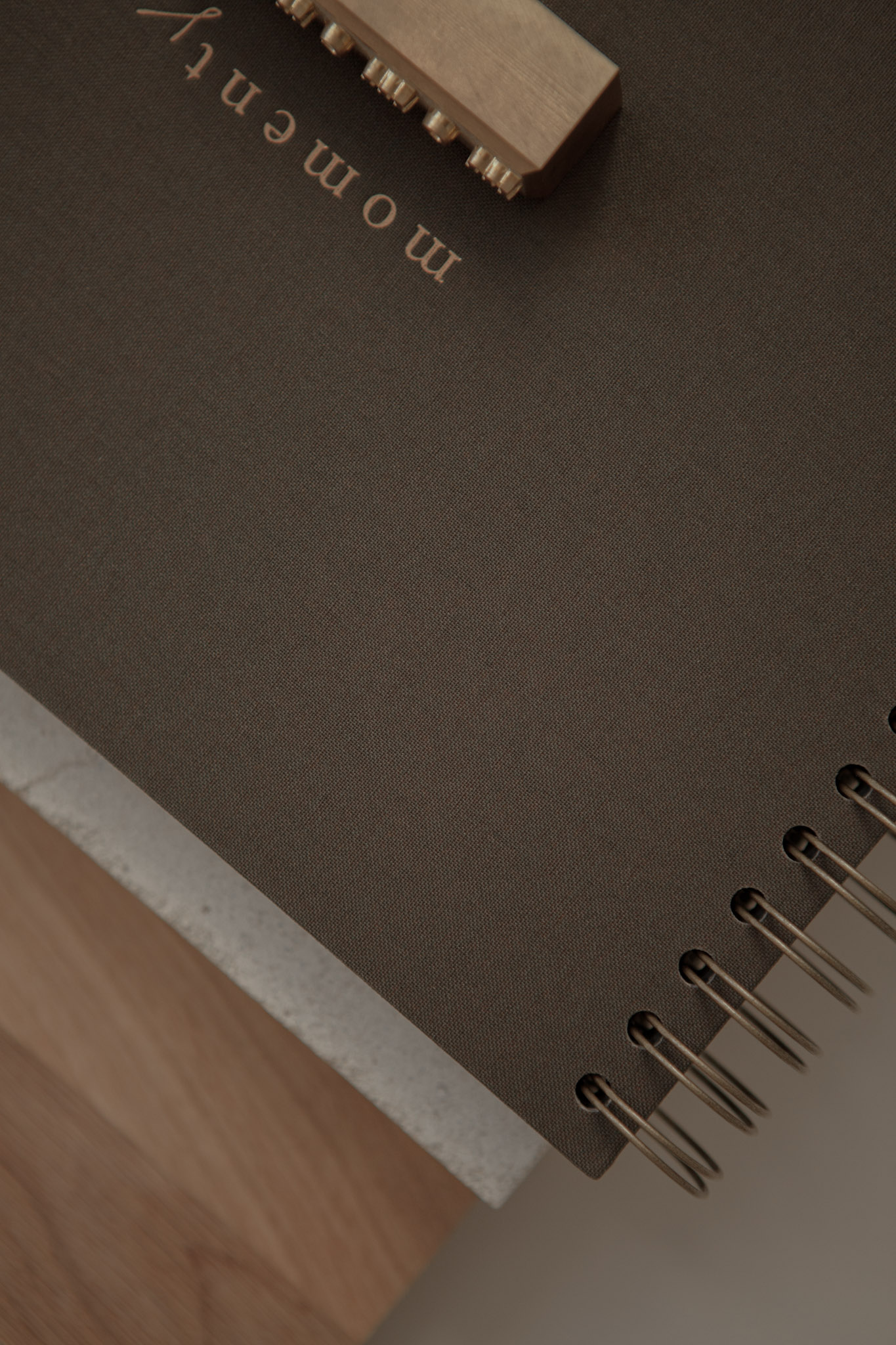 Album na spirali 28 x 20 cm hebanowy z symbolem MOMENTS