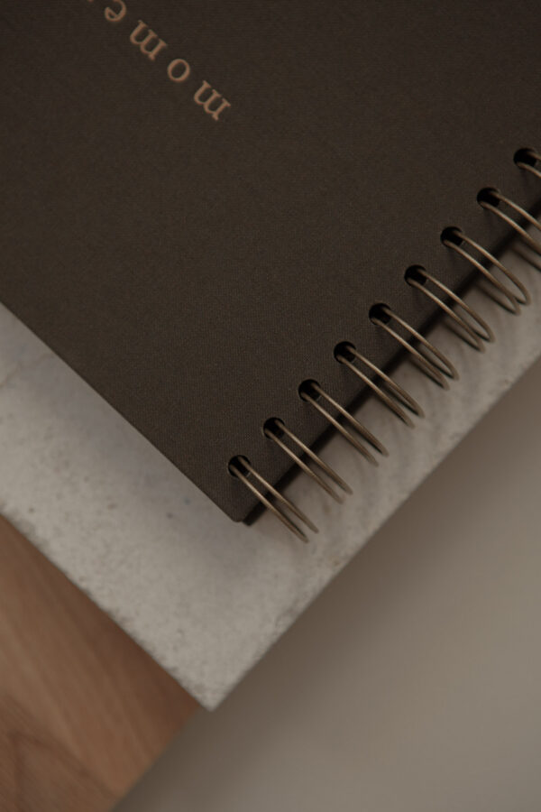 Album na spirali 20 x 15 cm hebanowy z symbolem MOMENTS