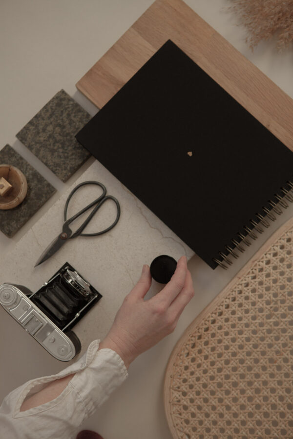 Album na spirali 28 x 20 cm klasyczna czerń z symbolem SERCE