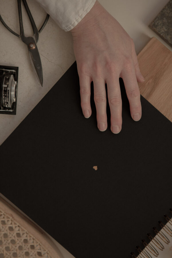 Album na spirali 26 x 25 cm klasyczna czerń z symbolem SERCE