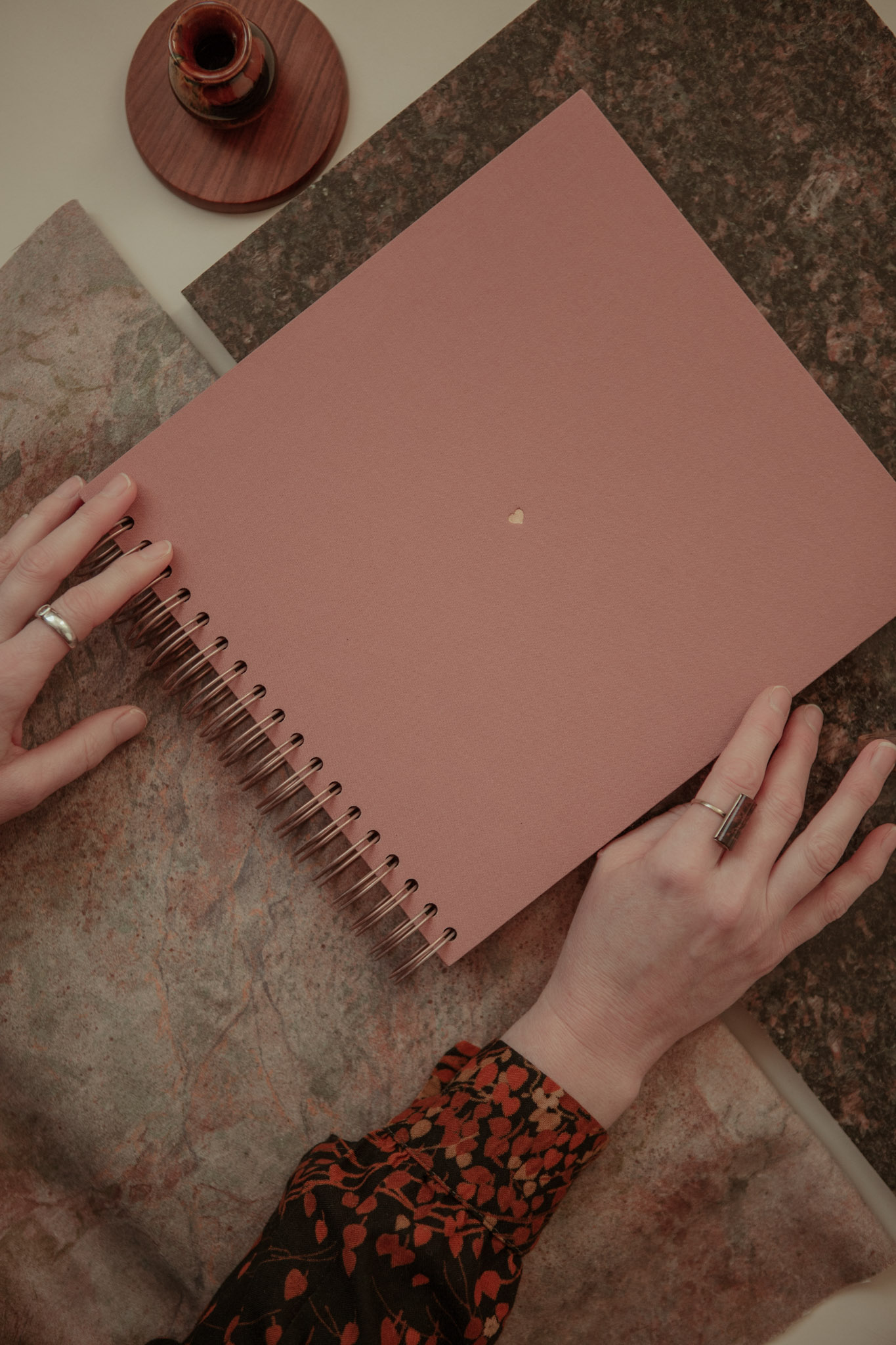 Album na spirali 26 x 25 cm woda różana z symbolem SERCE