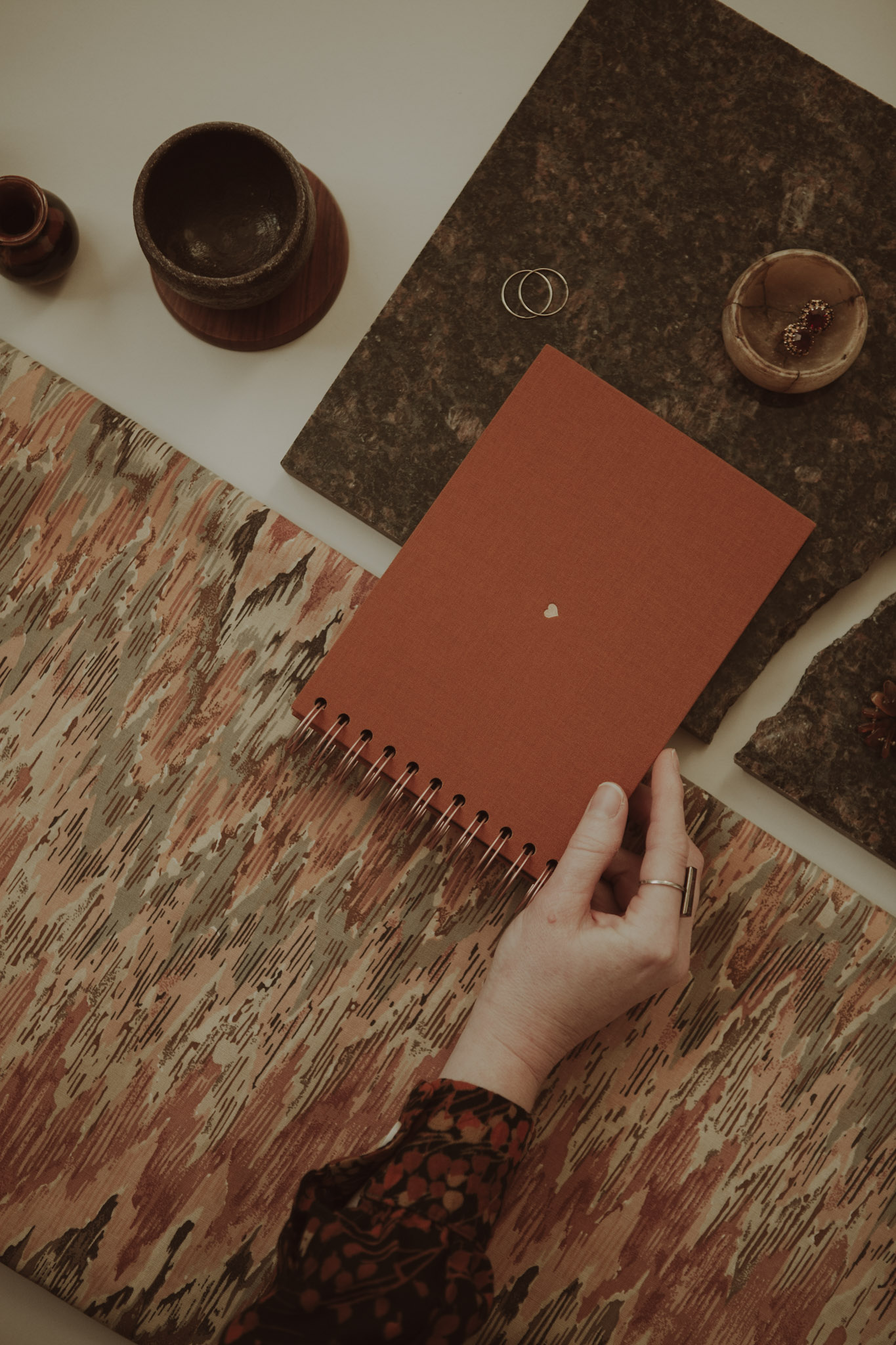 Album na spirali 20 x 15 cm piegi w słońcu z symbolem SERCE