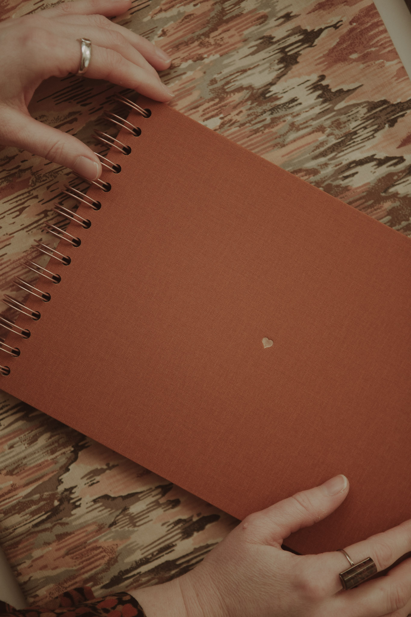 Album na spirali 28 x 20 cm piegi w słońcu z symbolem SERCE