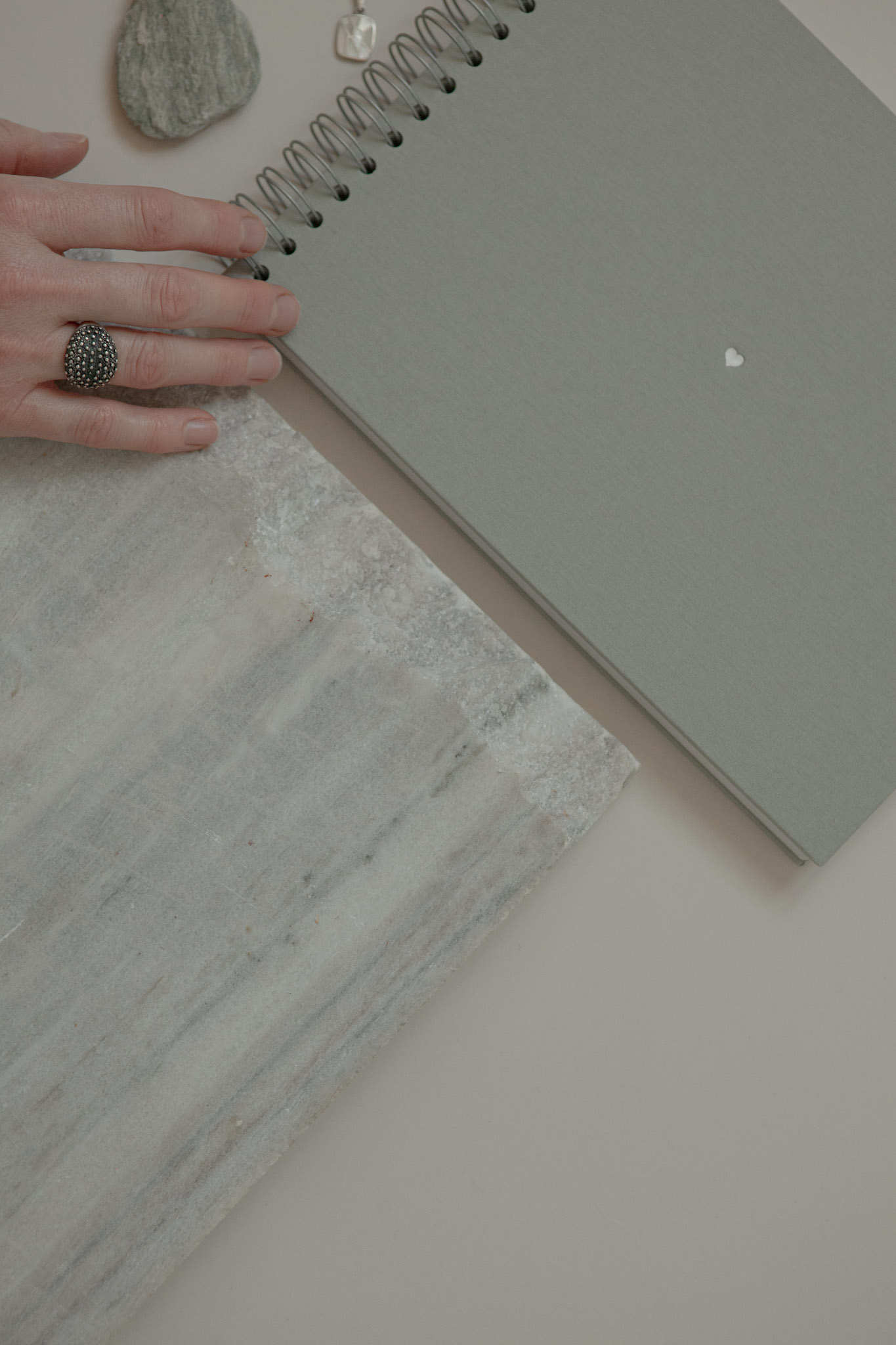 Album na spirali 28 x 20 cm góry z symbolem SERCE