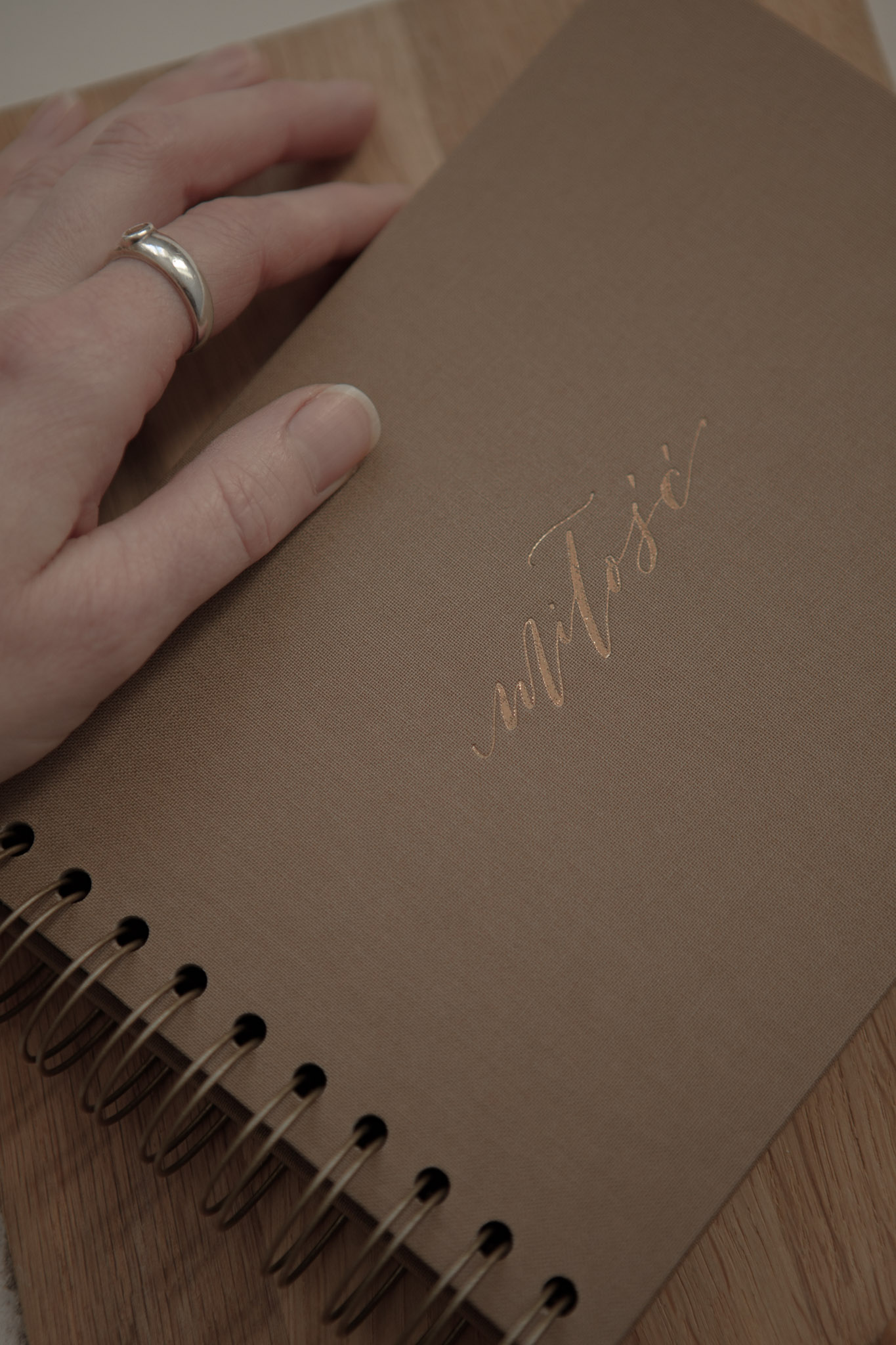 Album na spirali 20 x 15 cm sepia z symbolem MIŁOŚĆ