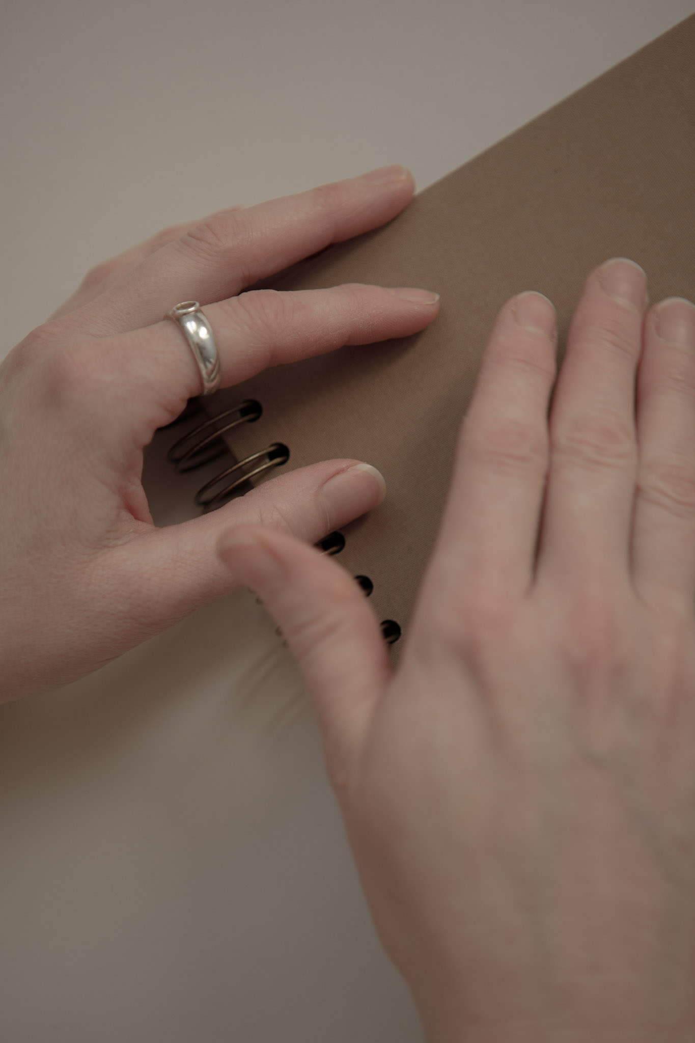 Album na spirali 28 x 20 cm sepia z symbolem MIŁOŚĆ