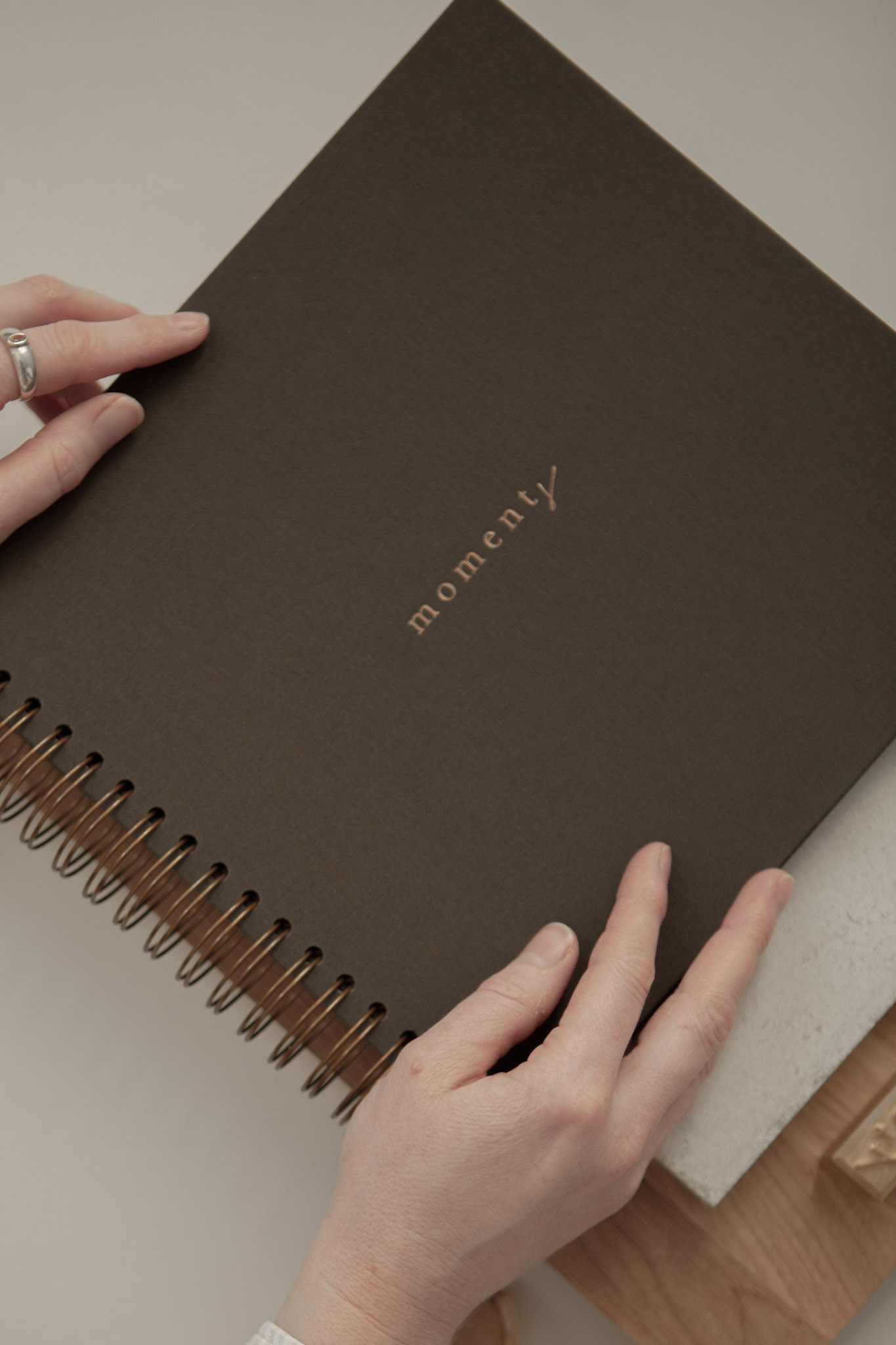 Album na spirali 26 x 25 cm hebanowy z symbolem MOMENTS
