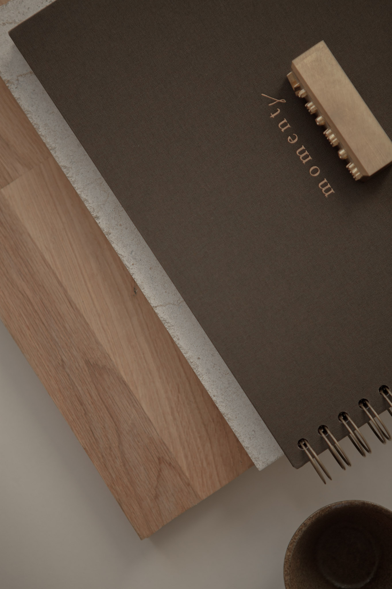 Album na spirali 28 x 20 cm hebanowy z symbolem MOMENTS