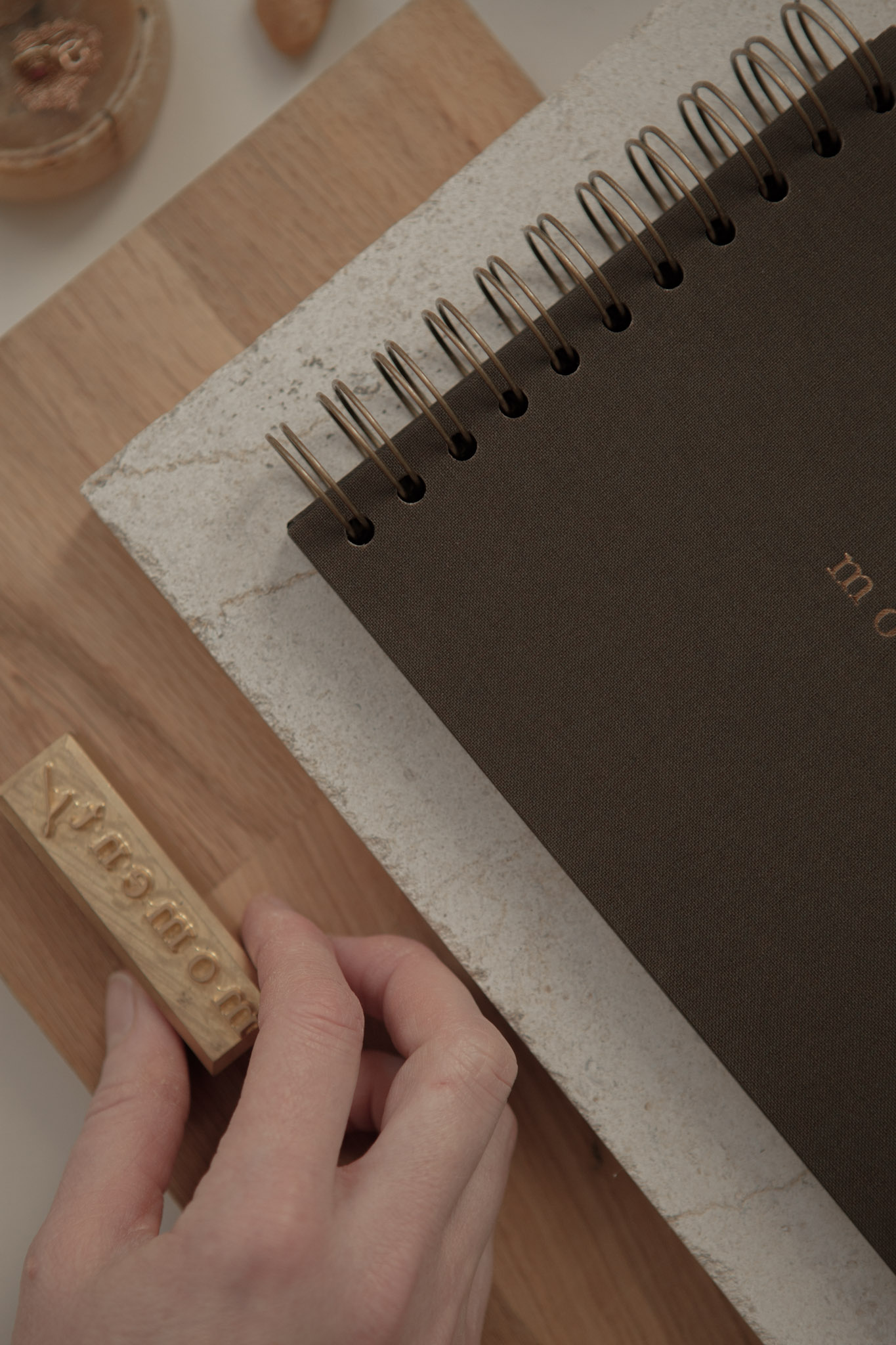 Album na spirali 20 x 15 cm hebanowy z symbolem MOMENTS