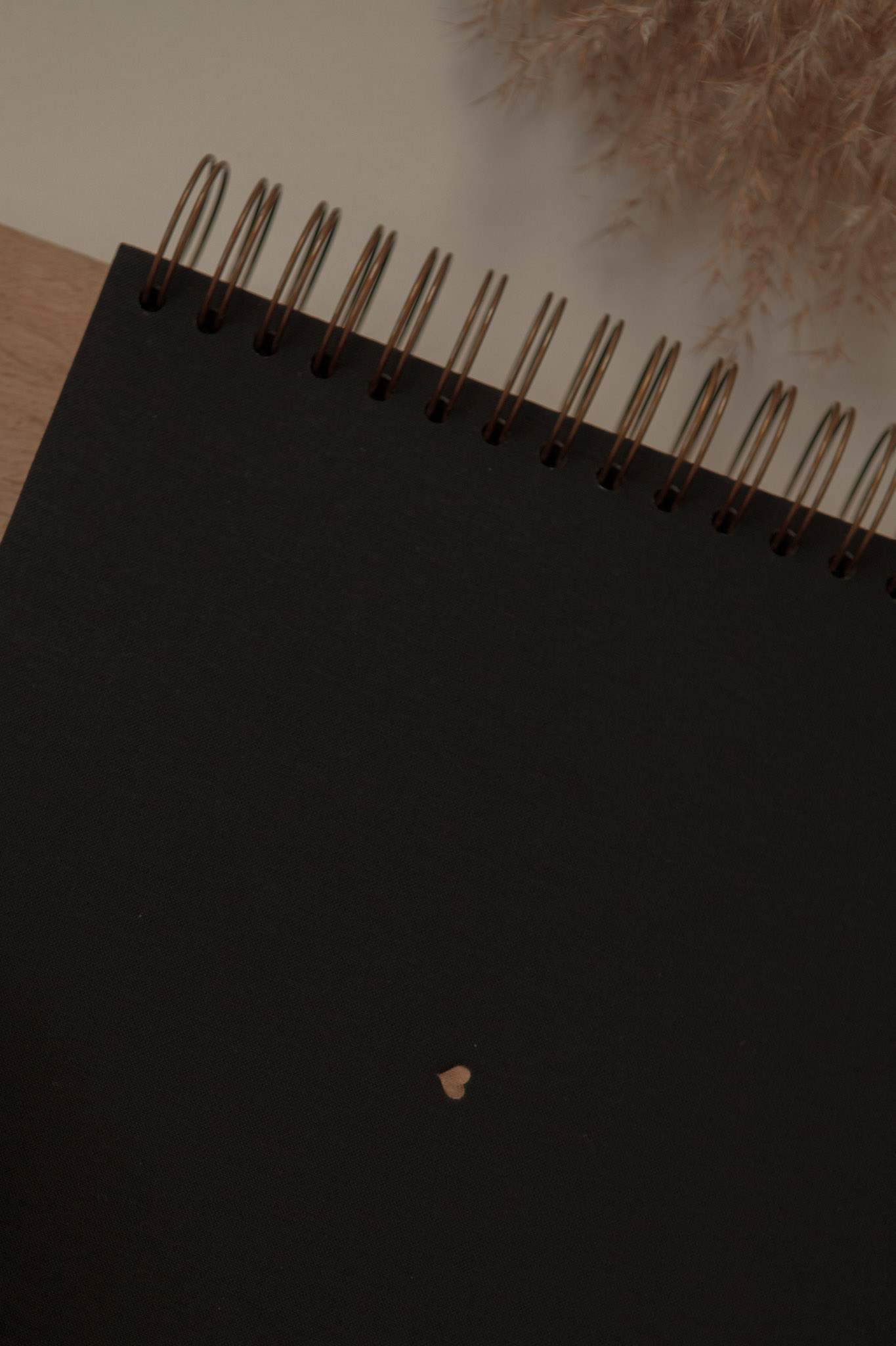 Album na spirali 26 x 25 cm klasyczna czerń z symbolem SERCE