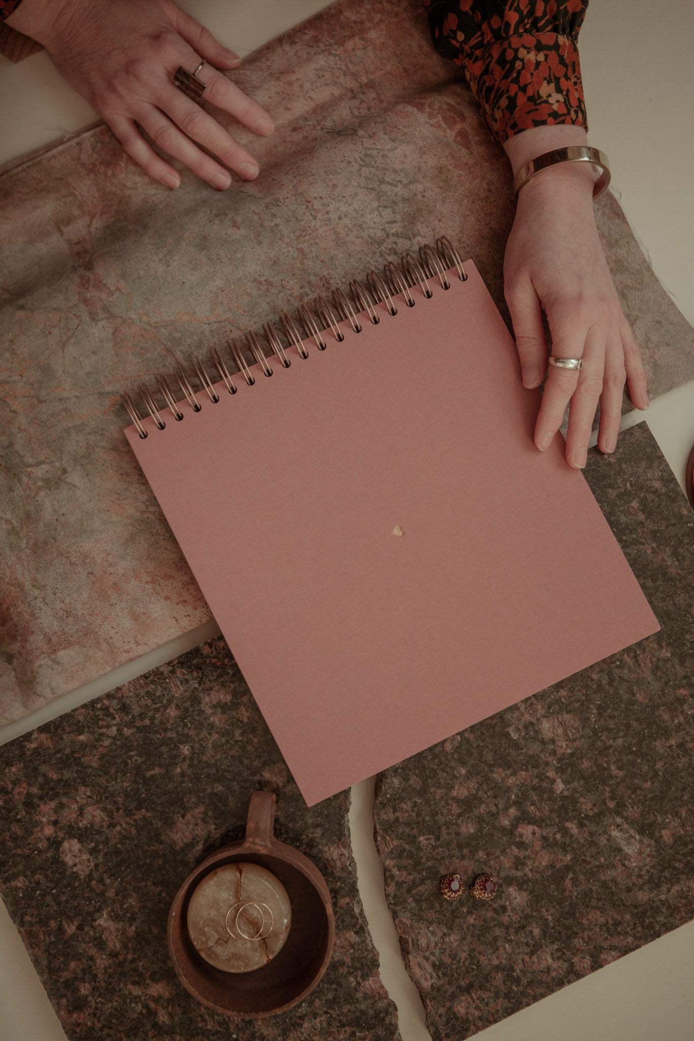 Album na spirali 26 x 25 cm woda różana z symbolem SERCE