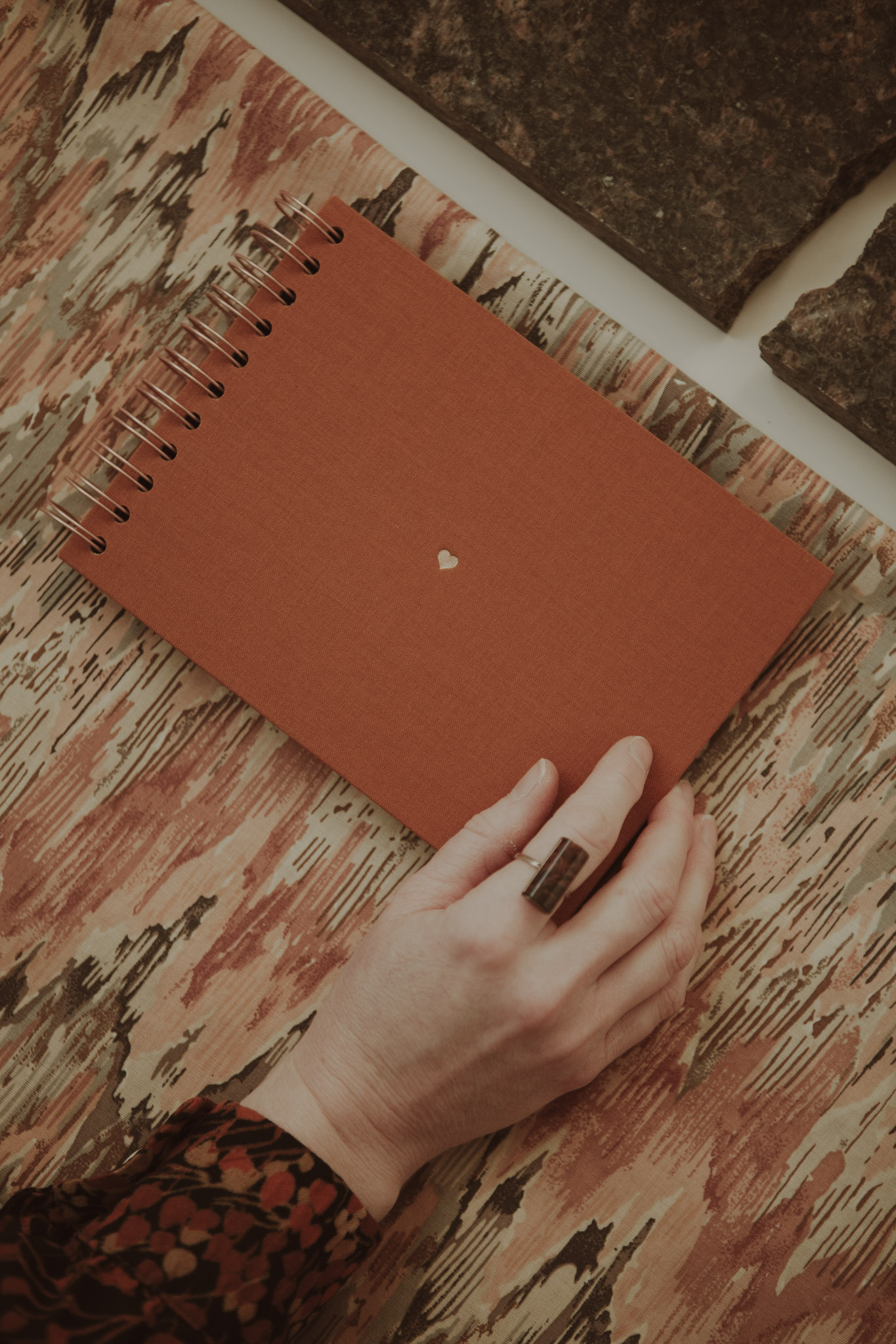 Album na spirali 20 x 15 cm piegi w słońcu z symbolem SERCE