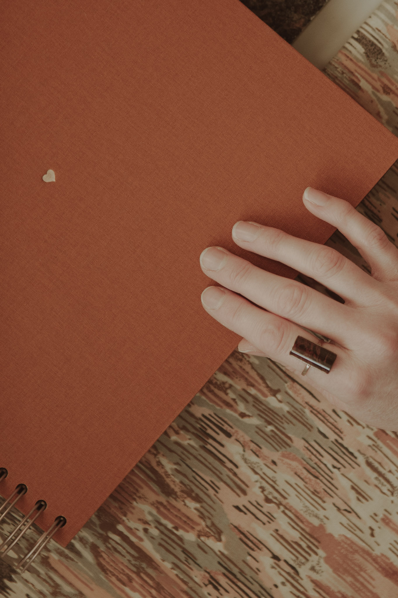 Album na spirali 26 x 25 cm piegi w słońcu z symbolem SERCE