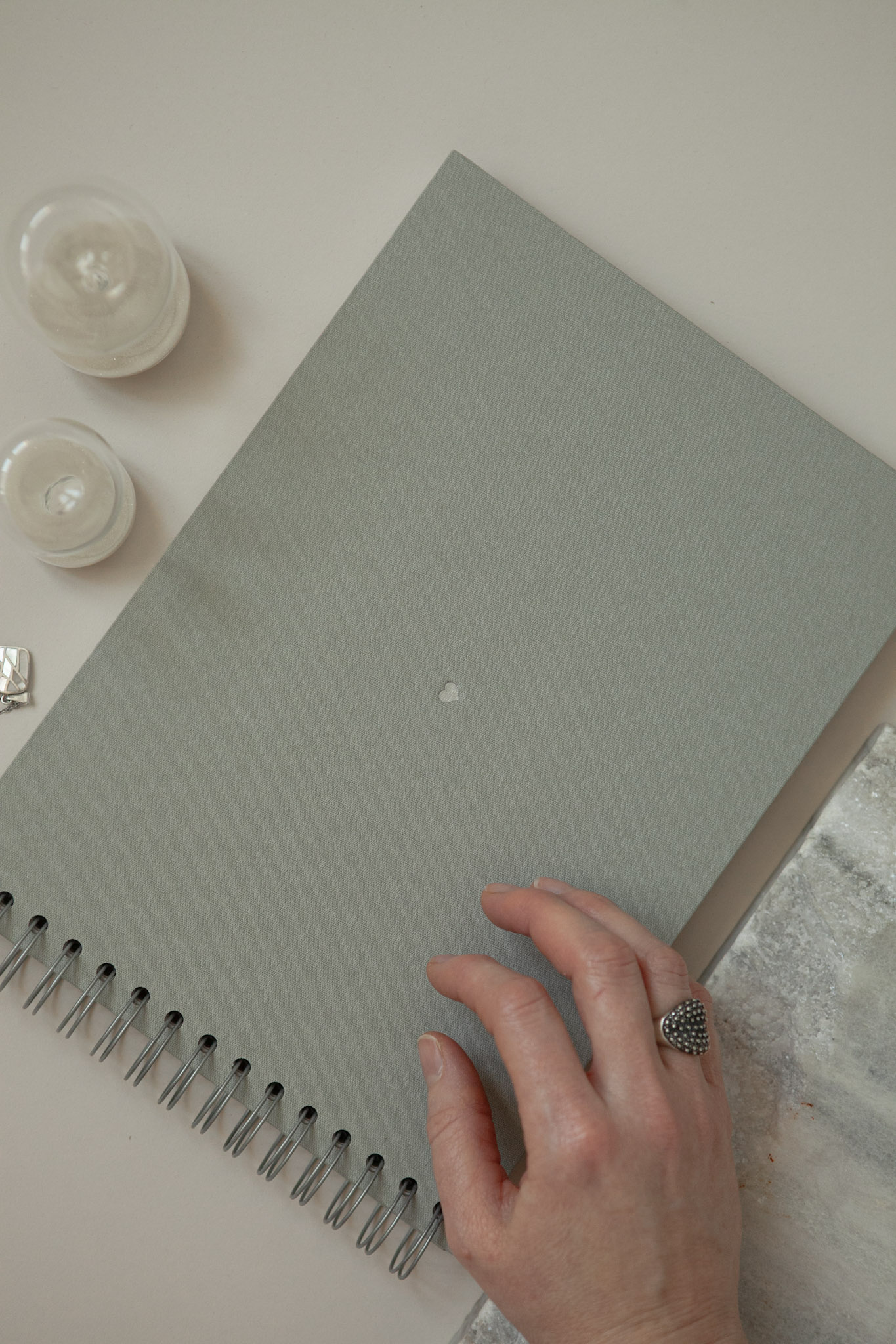 Album na spirali 28 x 20 cm góry z symbolem SERCE