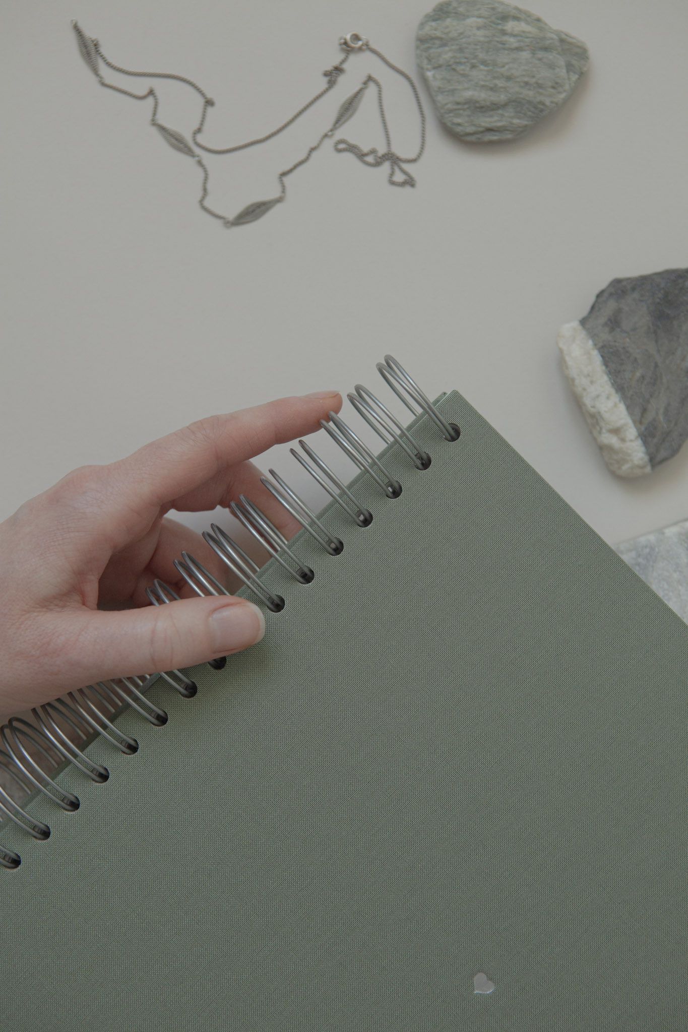 Album na spirali 26 x 25 cm las z symbolem SERCE