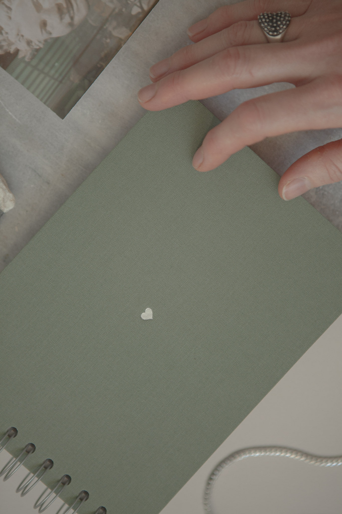 Album na spirali 20 x 15 cm las z symbolem SERCE