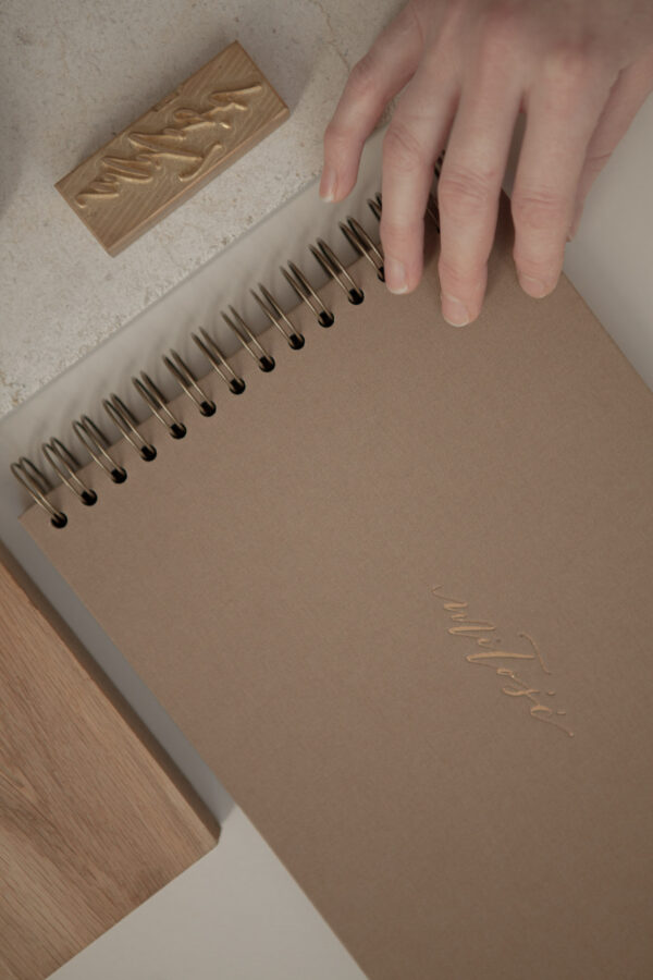 Album na spirali 28 x 20 cm sepia z symbolem MIŁOŚĆ