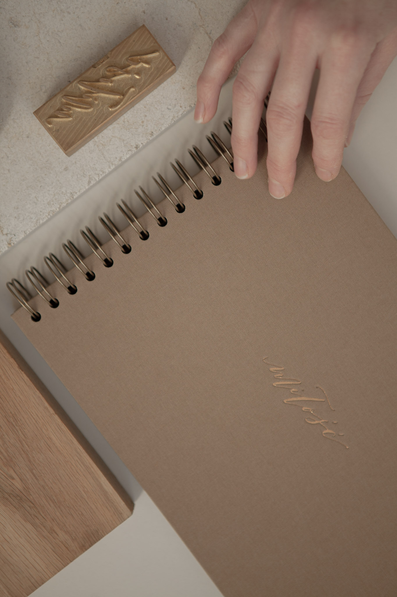 Album na spirali 28 x 20 cm sepia z symbolem MIŁOŚĆ