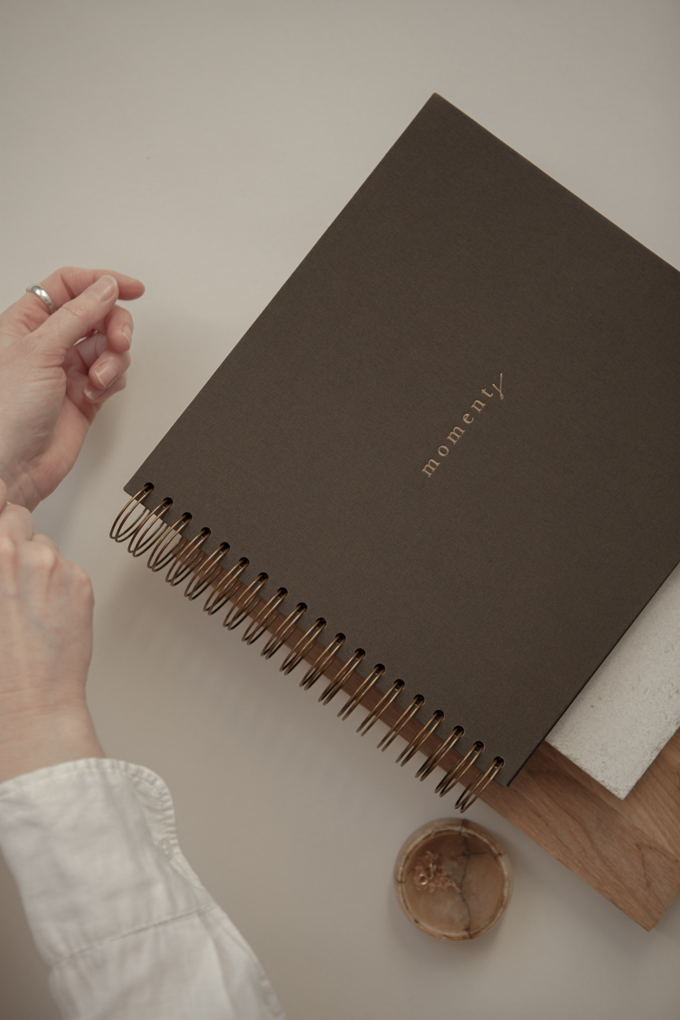 Album na spirali 26 x 25 cm hebanowy z symbolem MOMENTS