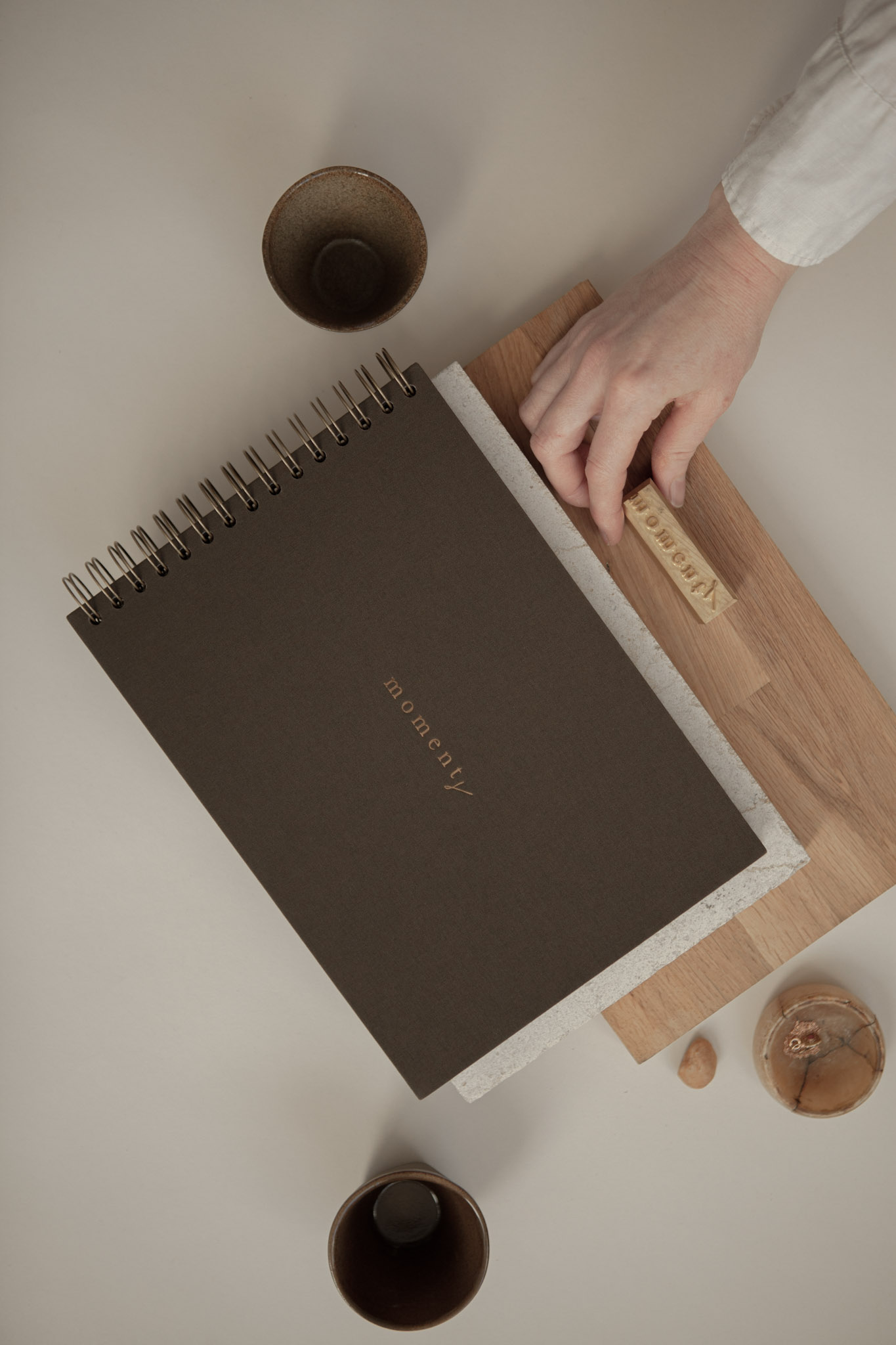 Album na spirali 28 x 20 cm hebanowy z symbolem MOMENTS